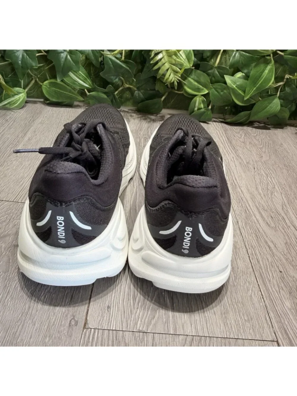 Hoka One One Bondi 9 Women's 7 B Running Shoes Black White High Cushioned